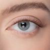 Ojos azules y pestañas inocentes